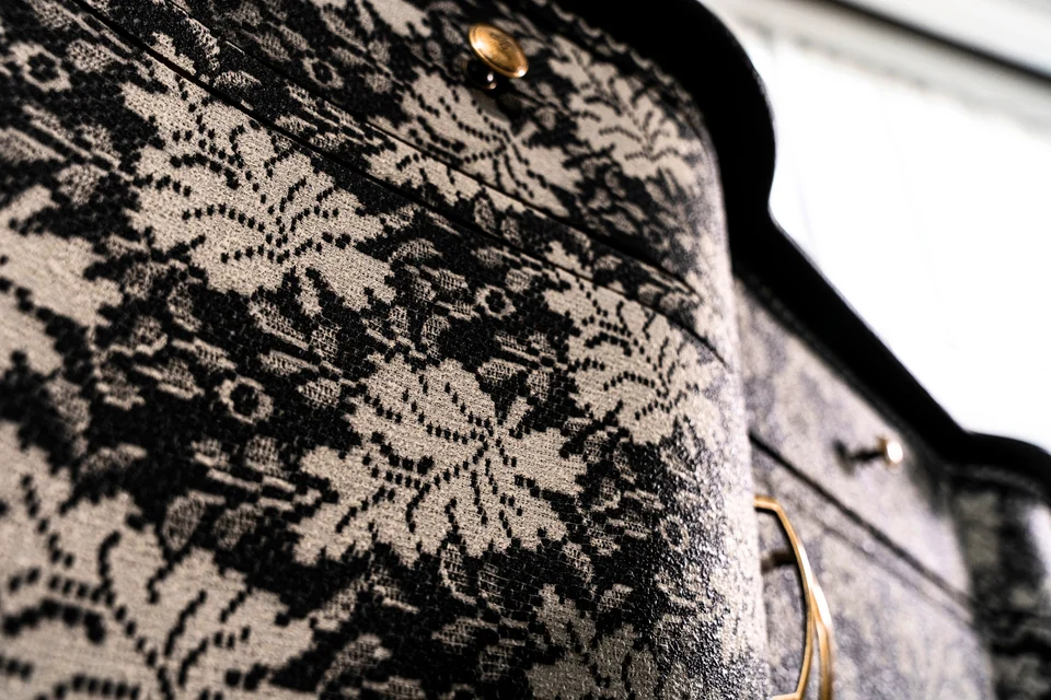 Finitura Woodress scura con decorazione floreale e dettagli in metallo