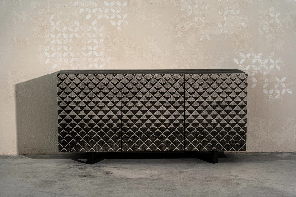 Madia con finitura Woodress scura a rilievi geometrici