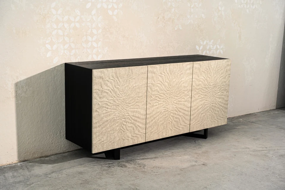 Madia chiara con ante decorate in finitura Woodress naturale