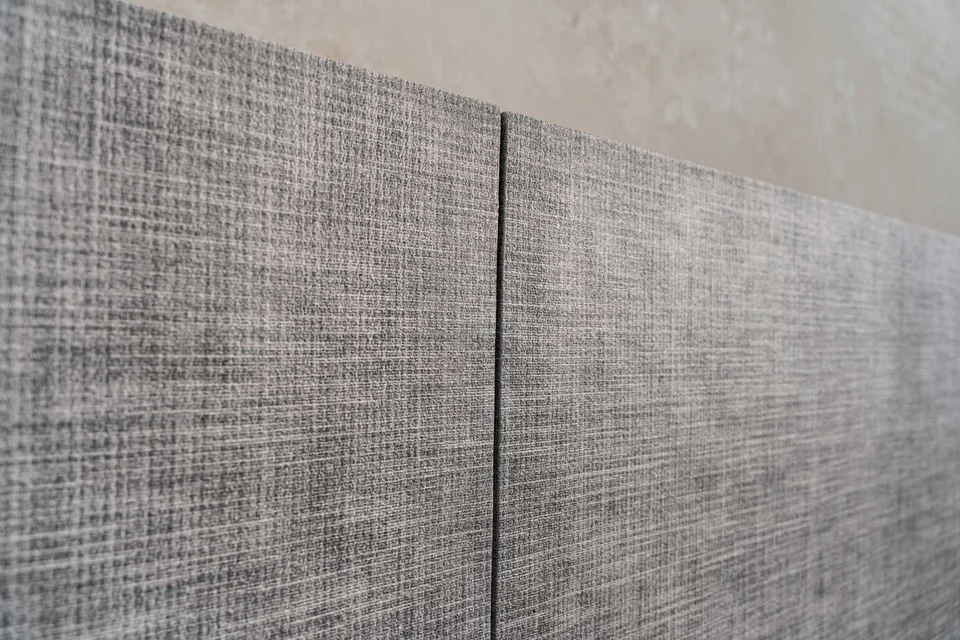 Dettaglio delle ante con finitura Woodress a trama tessile grigia